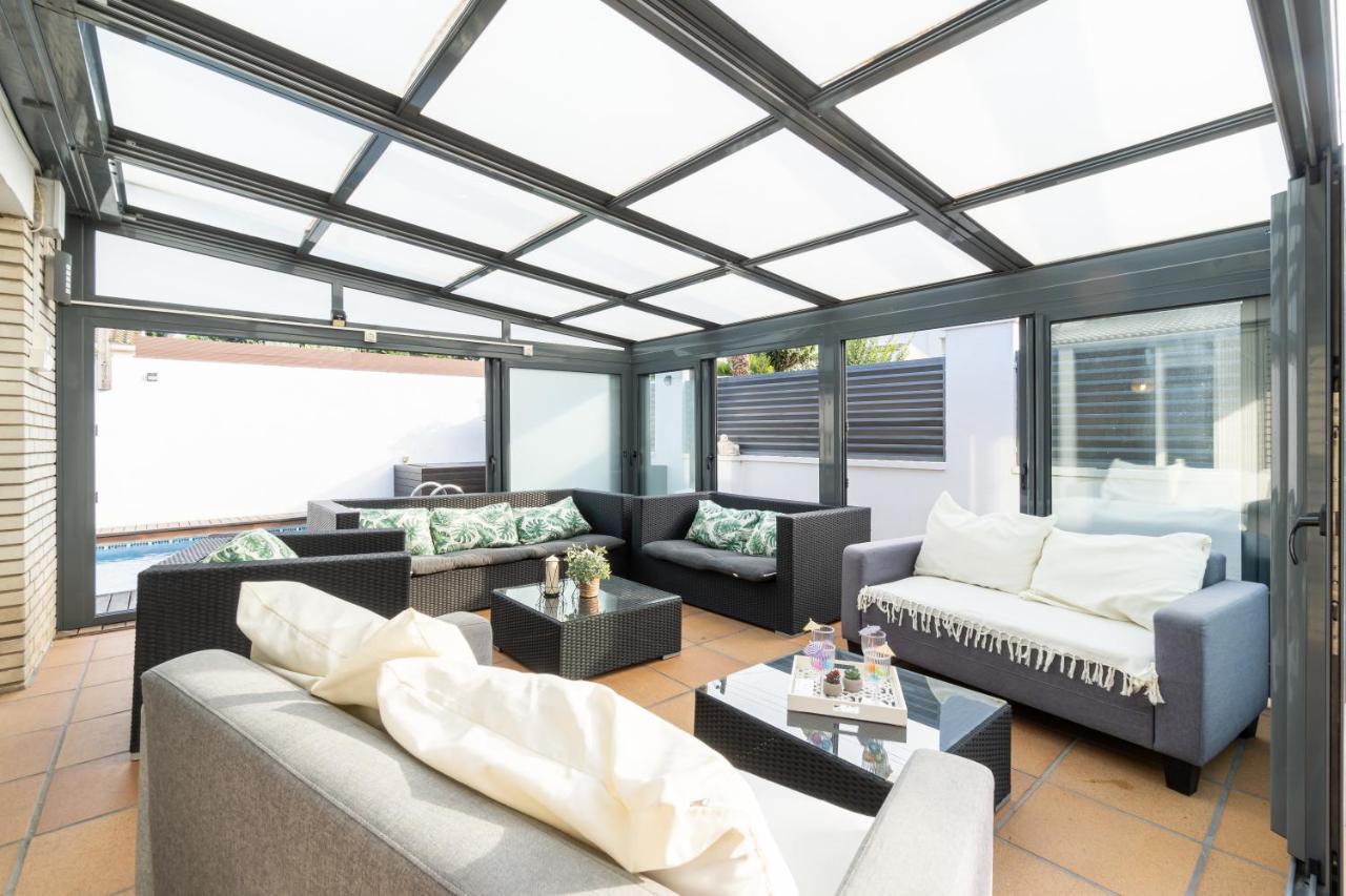 "Charm & Cozy 4Br - 3Ba With Pool & Barbecue" Villa กัมบริลส์ ภายนอก รูปภาพ